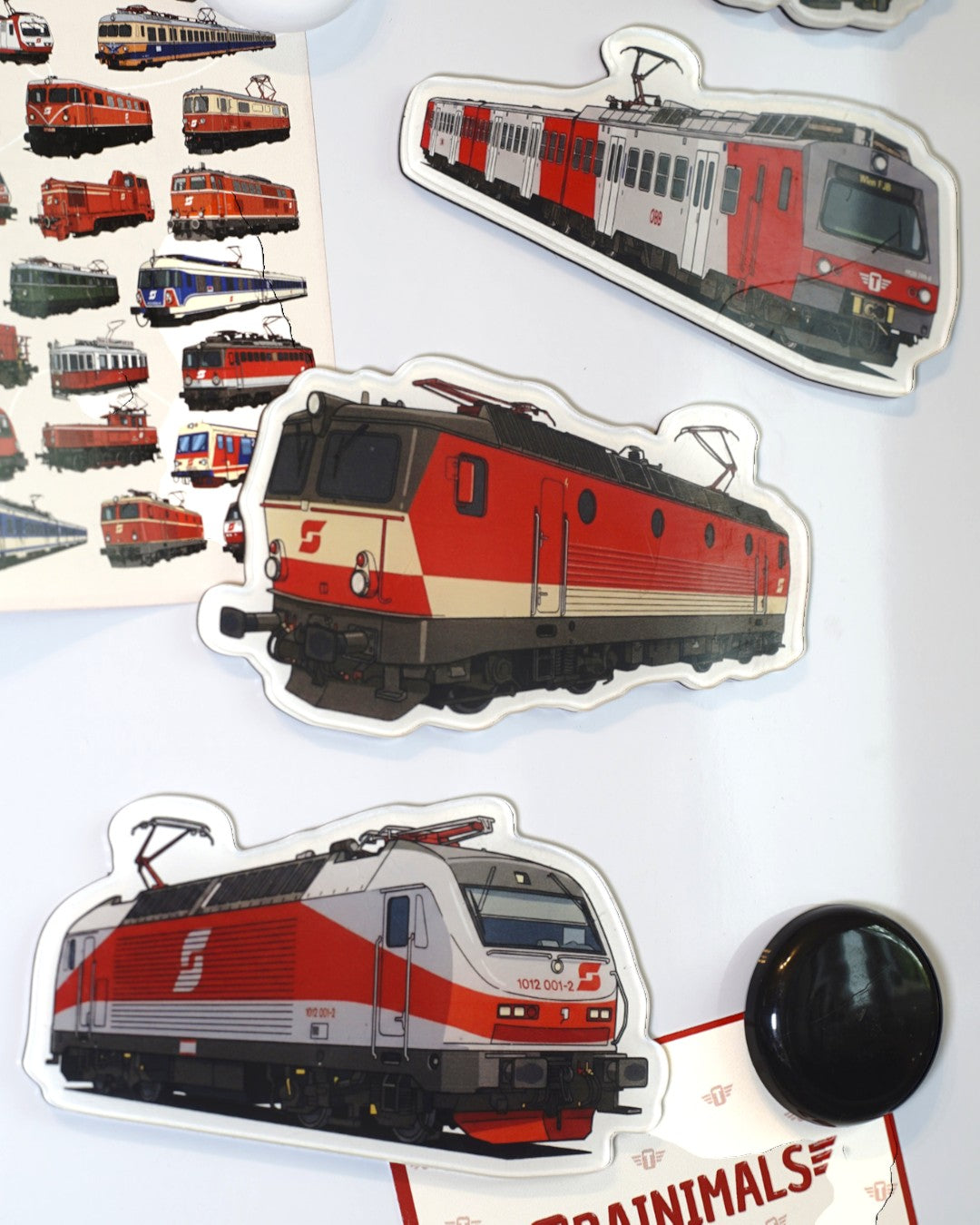 Trainimals 3er Acryl-Magnet Set mit roten und weißen Zügen, ideal für Kühlschrank oder Magnetwand.