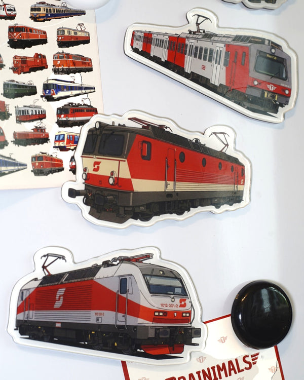 Trainimals 3er Acryl-Magnet Set mit roten und weißen Zügen, ideal für Kühlschrank oder Magnetwand.