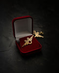 Trainimals Flügelrad Premium Edition Pin in Goldoptik, 4 cm, mit filigranen Flügeln und Rad, in roter Samtbox