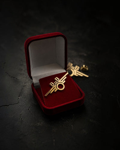 Trainimals Flügelrad Premium Edition Pin in Goldoptik, 4 cm, mit filigranen Flügeln und Rad, in roter Samtbox